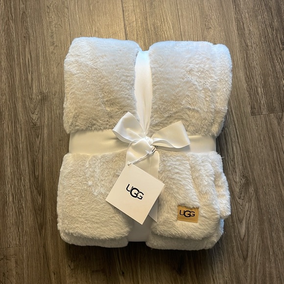 UGG Marcella Stone Throw Blanket NWT Faux Fur White Gray - Picture 8 of 10